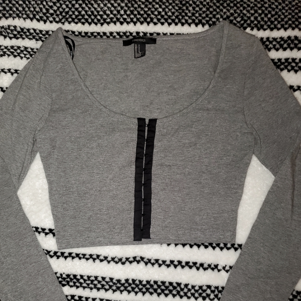 Sexy clasped long sleeve crop top